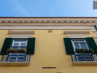 Al secondo invece ogni finestra � dotata di un balconcino �alla romana�, di poco sporgente dalla muratura. Un cornicione dentellato chiude in alto il prospetto
